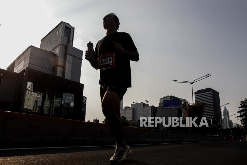 Peserta berlari saat mengikuti BTN Jakarta Run 2023 di Jalan Jenderal Sudirman, Jakarta, Ahad (12/11/2023). BTN Jakarta Run 2023 yang diikuti oleh 12.600 pelari dari dalam dan luar negeri tersebut memperlombakan empat kategori yakni Marathon (42K), Half Marathon (21K dan 10K) dan Fun Run (5K), yang diselenggarakan untuk mendukung sport tourism di Jakarta.