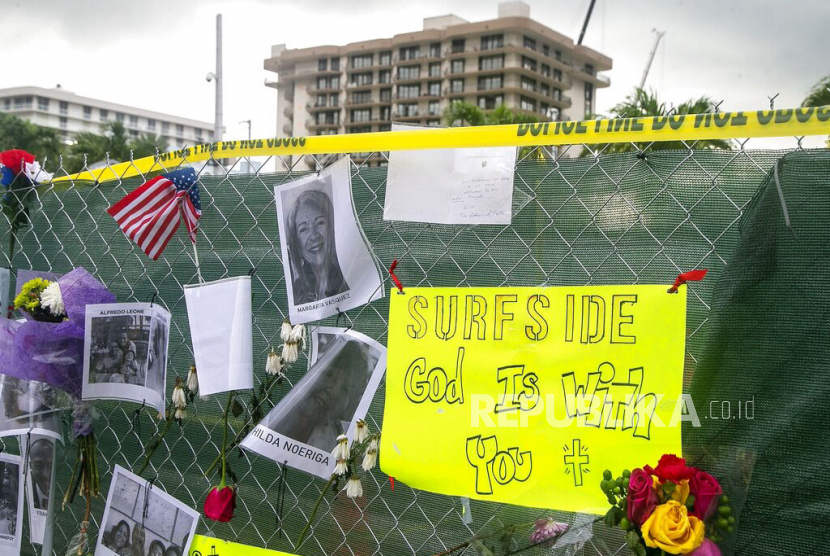 Foto-foto orang hilang, surat cinta, dukungan dan doa yang terpasang di dinding peringatan untuk korban yang masih tertimbun reruntuhan Apartemen Champlain Towers South di Surfside, Florida, Selasa (29/6). 