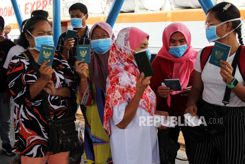 Sejumlah wanita pekerja migran yang dideportasi dari Malaysia tiba di Pelabuhan Pelindo Dumai, Riau. Direktur Kerja Sama Politik dan Keamanan (Polkam) Perhimpunan Bangsa-bangsa Asia Tenggara (ASEAN) Kementerian Luar Negeri Rolliansyah Soemirat mengatakan bahwa perlindungan pekerja migran adalah kegiatan dan tanggung jawab bersama, bukan hanya satu pihak saja.