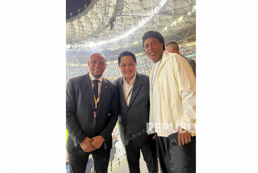Menteri BUMN RI Erick Thohir bersama legenda sepak bola Brasil Ronaldinho (kanan) dan Roberto Carlos saat menyaksikan langsung laga semifinal antara Argentina melawan Kroasia di Lusail Iconic Stadium, Qatar, Selasa (13/12/2022). 