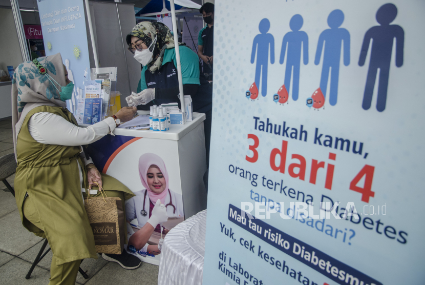 Warga berkonsultasi dengan tenaga medis pada kegiatan Hari Kesehatan Nasional ke-58 tingkat Provinsi Jawa Barat di Gedung Sate, Bandung, Jawa Barat, Kamis (24/11/2022). Penting untuk memeriksakan risiko mengidap diabetes dan mengambil langkah pencegahan.