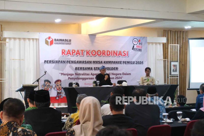 Sekretaris Daerah Kabupaten Garut Nurdin Yana memberikan arahan saat Rapat Koordinasi Persiapan Pengawasan Masa Kampanye Pemilu 2024 di Kabupaten Garut, Jawa Barat, Kamis (23/11/2023). 