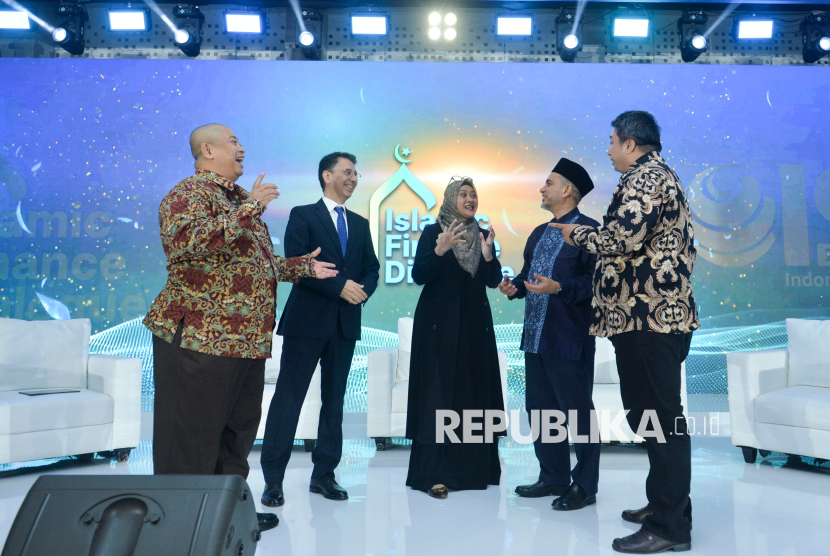 Deputi Direktur Bisnis Digital dan Pusat Data Ekonomi Syariah KNEKS, Dedi Wibowo bersama Country Economist IsDB Regional Hub Indonesia Ali Mansour Fallahi, SVP ESG PT Bank Syariah Indonesia Rima Dwi Permatasari, Professor INCEIF University, Malaysia, Mohamad Akram Laldin dan Wakil Pemimpin Redaksi Republika Stevy Maradona (kiri-kanan) berbincang saat acara Islamic Finance Dialogue di Jakarta, Senin (26/5/2025).