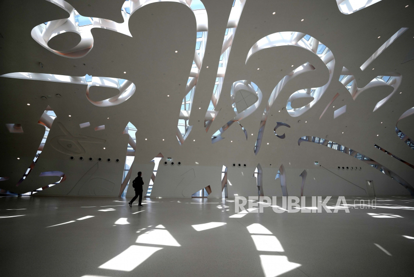  Seorang pengunjung berjalan di Museum of the Future, sebuah ruang pameran untuk ide-ide inovatif dan futuristik di Dubai, Uni Emirat Arab, Rabu, 23 Februari 2022. Dubai telah meluncurkan museum baru yang menakjubkan secara arsitektur yang membayangkan seperti apa dunia 50 tahun dari hari ini
