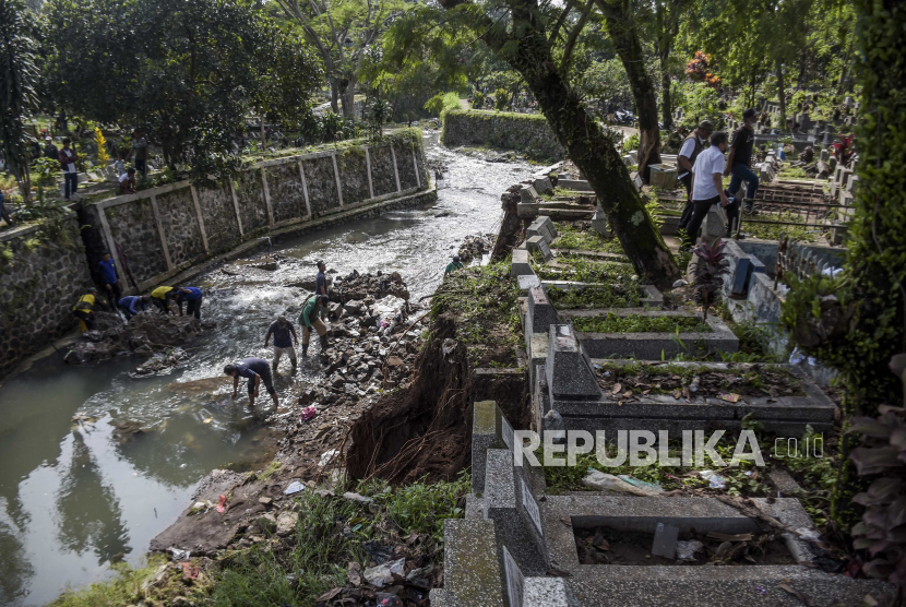 In Picture: Sebanyak 25 Makam di TPU Sirnaraga Nyaris Longsor
