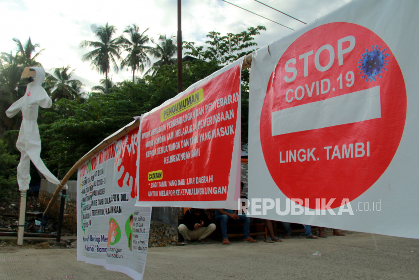 Sejumlah warga melakukan sistem buka tutup untuk memasuki perkampungan Tambi, Mamuju, Sulawesi Barat, Kamis (16/4/2020). Karantina mandiri dilakukan oleh warga kampung setempat itu guna mencegah penyebaran Virus Corona (COVID-19)