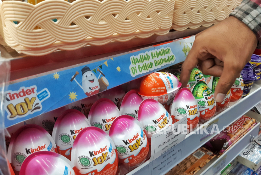 Warga membeli cokelat merk Kinder di salah satu Minimarket  di Jakarta, Senin (11/4/2022). Badan Pengawas Obat dan Makanan (BPOM) berencana akan menghentikan peredaran produk merek Kinder untuk sementara waktu hingga dipastikan merek tersebut tidak mengandung cemaran bakteri salmonella.