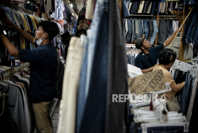 Calon pembeli memilih pakaian impor bekas di Pasar Senen, Jakarta, (ilustrasi). Presiden Joko Widodo (Jokowi) turut memberikan perhatiannya terhadap bisnis baju bekas impor yang marak saat ini. 