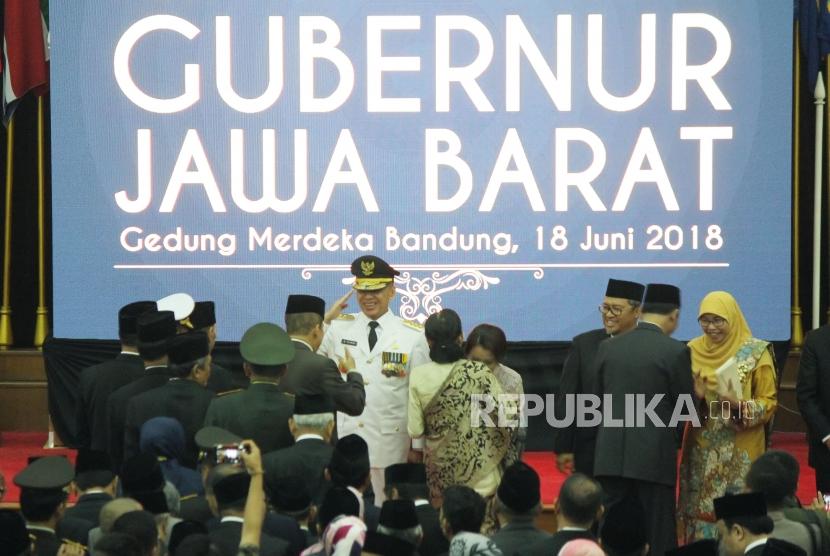 Undangan menyampaikan ucapan selamat usai pelantikan Komjen Pol Mochamad Iriawan sebagai Penjabat Gubernur (Pj) Jawa Barat, di Gedung Merdeka, Kota Bandung, Senin (18/6).