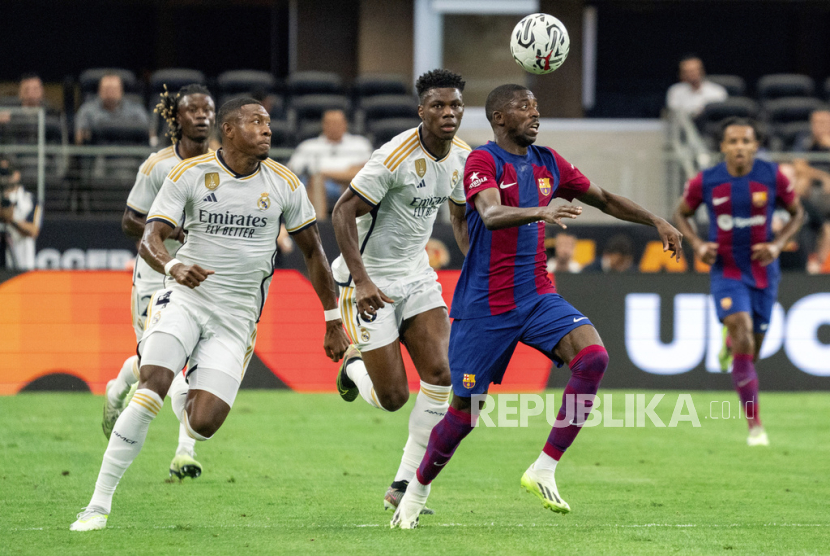 Penyerang FC Barcelona Ousmane Dembele (kanan). 