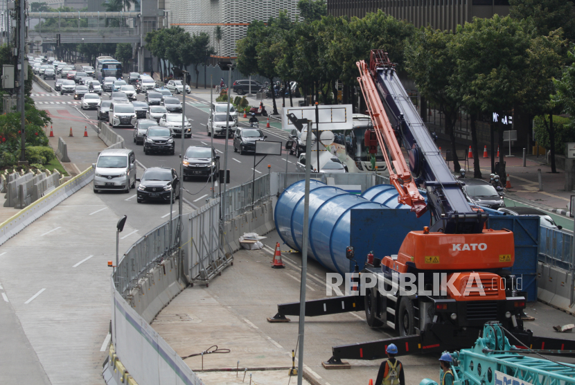 Kendaraan melaju di samping proyek MRT Fase II Bundaran HI - Kota, di Jalan M.H Thamrin, Jakarta, Sabtu (6/3/2021). Jalur angkutan massal MRT Fase II sepanjang 5,8 KM ini, ditargetkan selesai pada Maret 2025.  