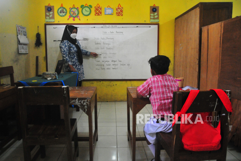 Guru mengajar seorang siswa di SD N 2 Bulungcangkring, Jekulo, Kudus, Jawa Tengah, Rabu (24/7/2024). Menurut kepala sekolah setempat, sekolah tersebut hanya mempunyai satu siswa baru pada tahun ajaran 2024/2025 dimana kekurangan siswa itu diduga karena kurangnya fasilitas pendidikan sehingga mengurangi minat siswa belajar di sekolah itu. 