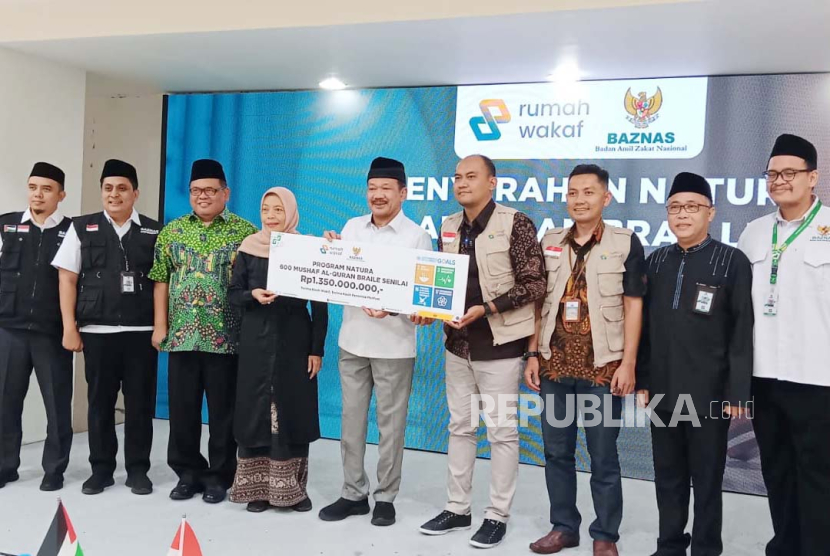 Baznas RI Menerima Infaq 600 Al-Quran Braille dari Rumah Wakaf, di Kantor Baznas, Jakarta, Jumat (29/12/2023). 