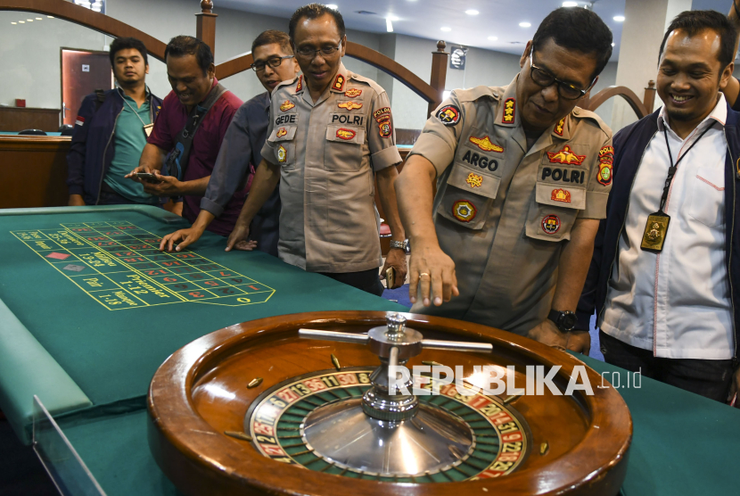  Kepolisian memeriksa barang bukti saat rilis kasus judi kasino di Apartemen Robinson, Jakarta, Selasa (8/10/2019).