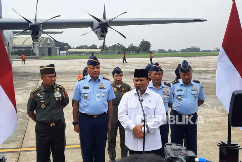 Menteri Pertahanan Prabowo Subianto melakukan prosesi penyiraman air kendi ke kepala Pesawat Super Hercules C-130J dengan nomor ekor A-1340 di Lapangan Udara Halim Perdanakusuma, Jakarta, Kamis (6/7/2023). Prosesi tersebut merupakan rangkaian dari seremoni penyerahan pesawat angkut militer itu dari Kementerian Pertahanan kepada TNI Angkatan Udara.