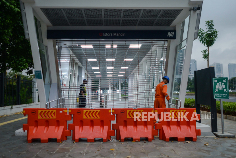 Petugas kebersihan bekerja di kawasan  stasiun Mass Rapid Transit (MRT) Istora Mandiri yang ditutup, Jakarta, Selasa (28/4). PT Moda Raya  Terpadu (MRT) menutup sementara beberapa stasiun MRT diantaranya Senanyan, Bendungan Hilir, Hj