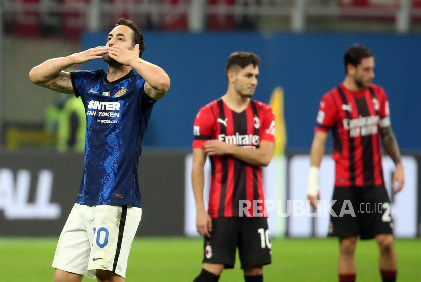 Pemain  Inter Milan  Hakan Calhanoglu (kiri) berselebrasi setelah mencetak gol 0-1 saat pertandingan sepak bola Serie A Italia antara AC Milan dan FC Inter di stadion Giuseppe Meazza di Milan, Italia,  Senin (8/11) dini hari WIB. 