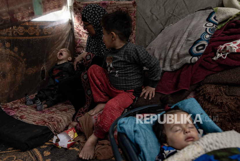 Pengungsi internal warga Palestina beristirahat di tempat penampungan sementara di kamp Rafah di Jalur Gaza selatan, (2/2/2024).