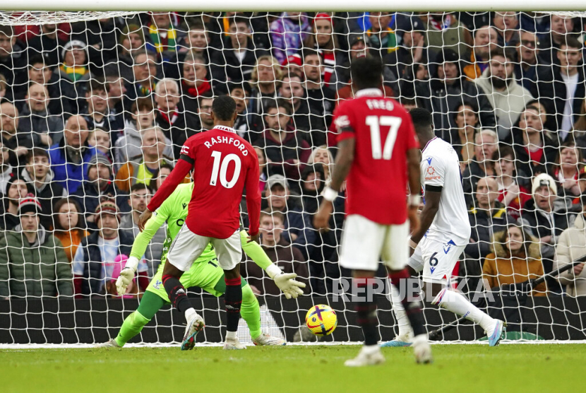 Pemain Manchester United, Marcus Rashford  (kiri) mencetak gol kedua timnya  pada pertandingan sepak bola Liga Primer Inggris antara Manchester United dan Crystal Palace, di stadion Old Trafford di Manchester, Inggris,  Sabtu (4/2/2023).