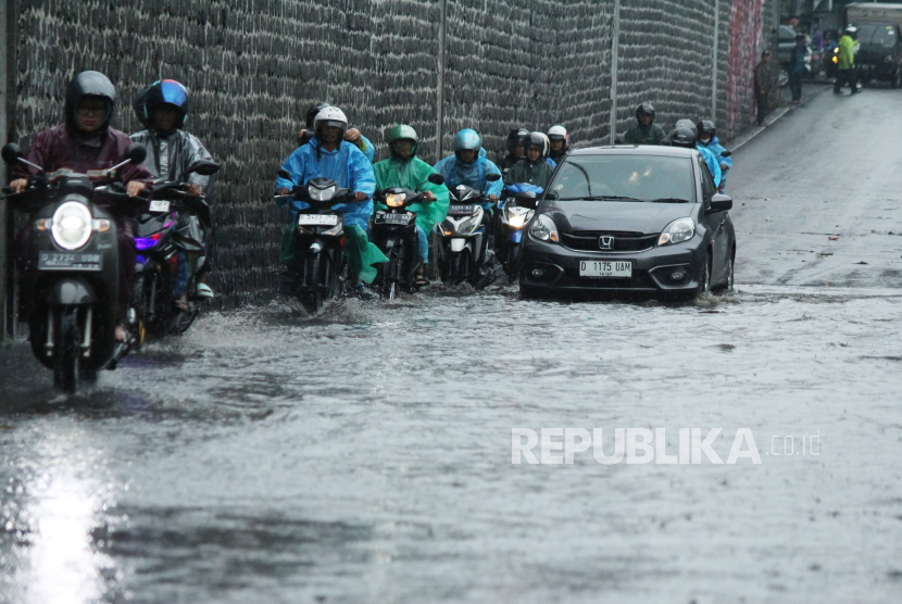 Kendaraan melewati genangan cileuncang atau genangan air hujan yang merendam ruas jalan di bawah Flyover Cimindi, Kota Cimahi, Jumat (16/6/2023). Hujan deras dengan durasi cukup lama di Bandung Raya, menyebabkan genangan di sejumlah ruas jalan dengan kontur cekungan.