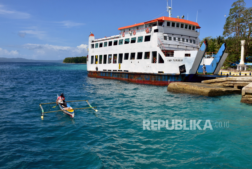 Seorang warga menggunakan perahu ketinting melewati kapal feri di Pelabuhan Penyebrangan Hanimua, Kabupaten Maluku Tengah, Provinsi Maluku, Selasa (1/6/2021). PT Pelni (Persero) Cabang Ambon, Maluku menyatakan belum ada perubahan tarif tiket kapal Pelni, menyusul pengumuman penyesuaian harga bahan bakar minyak (BBM) oleh pemerintah.