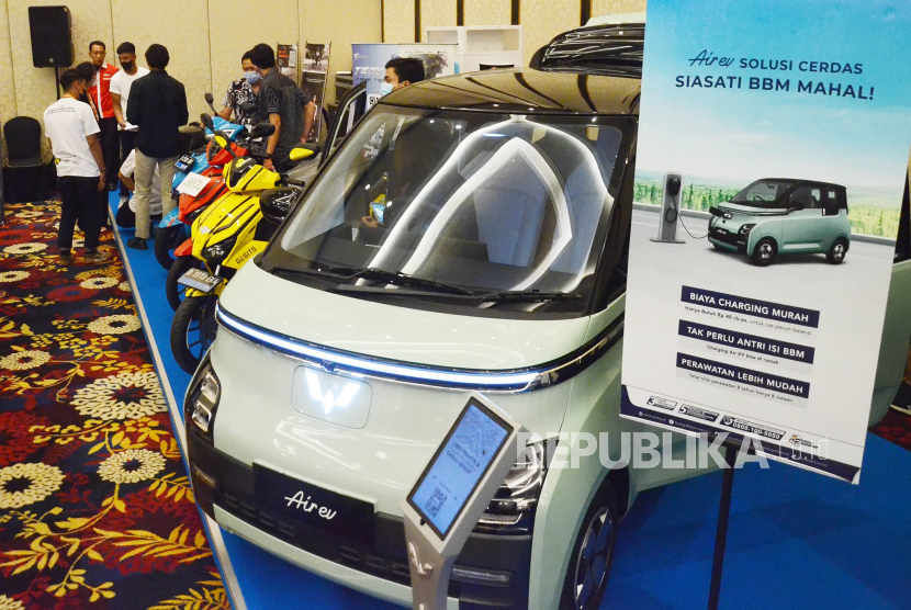 Kendaraan listrik. Mulai tahun depan kebijakan nol persen biaya PKB dan BBNKB bagi kendaraan listrik berpotensi menurunkan PAD Bali.
