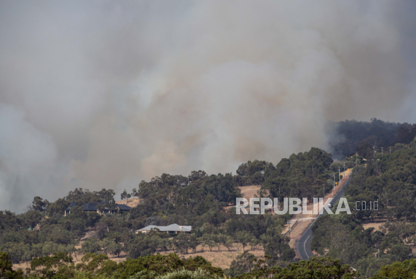  Asap dari kebakaran hutan yang membakar di Avon Ridge dan daerah Brigadoon di Perth, Australia Barat, Australia, 03 Februari 2021. Kebakaran hutan yang tidak terkendali di dekat Perbukitan Perth telah menghancurkan setidaknya 71 properti dan mengancam lebih banyak lagi, dengan penduduk setempat di sebagian besar wilayah itu mengatakan sudah terlambat untuk pergi.