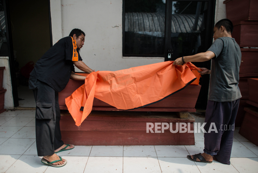 'Menolak Jenazah Pasien Covid-19 Bukan Perilaku Islami'. Petugas Bidang Pelayanan DKI Jakarta menyelesaikan pembuatan peti jenazah khusus Covid-19 di Tempat Pemakaman Umum Petamburan, Jakarta.