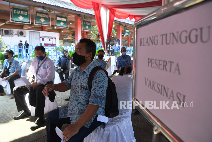 Sejumlah supir transportasi publik menunggu disuntik vaksin COVID-19 AstraZeneca saat vaksinasi COVID-19 massal pelaku transportasi di Terminal Kampung Rambutan, Jakarta, Kamis (10/6/2021). Vaksinasi massal itu digelar karena pelaku transportasi publik melakukan mobilitas dan interaksi dengan masyarakat yang tinggi sehingga berisiko terpapar COVID-19. 