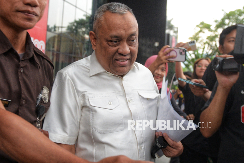 Mantan bendahara umum Amphuri, Muhammad Tauhid Hamdi berjalan keluar usai diperiksa sebagai saksi di Gedung KPK Merah Putih,Jakarta, Jumat (19/9/2025).