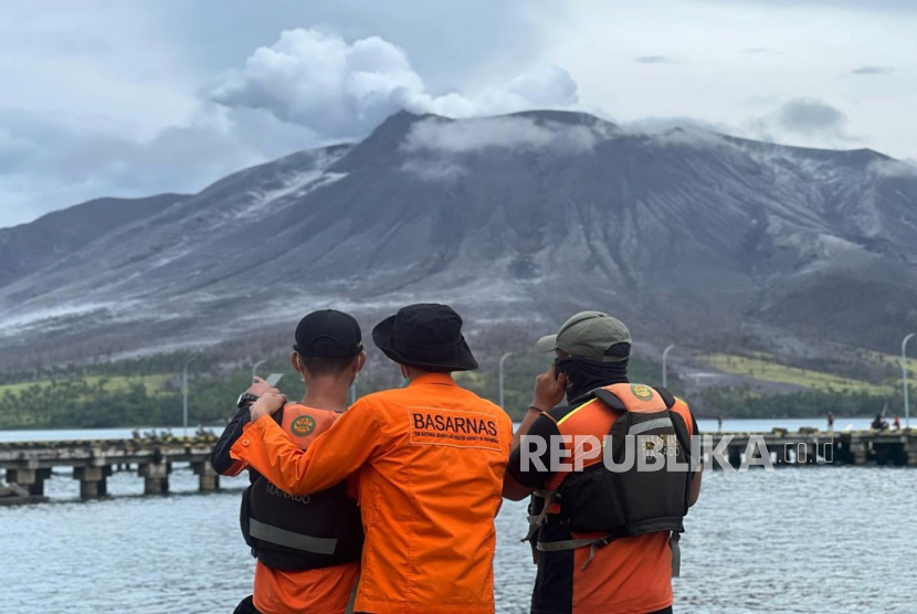 Badan Pencarian dan Pertolongan Nasional (BASARNAS) mengamati letusan Gunung Ruang di Tagulandang, Kamis (18/4/2024). 