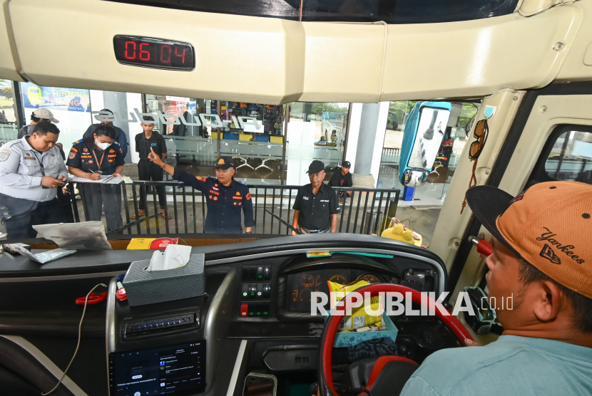 Petugas memeriksa kondisi bus saat melakukan pemeriksaan kelaikan kendaraan (ramp check) di Terminal Mengwi, Badung, Bali, Rabu (12/3/2025). Pemeriksaan kelaikan bus antar kota antar provinsi (AKAP) yang akan digunakan sebagai angkutan Lebaran di terminal itu dilakukan untuk memastikan bus beserta kru berada dalam kondisi layak jalan guna menjamin keamanan dan keselamatan perjalanan. 