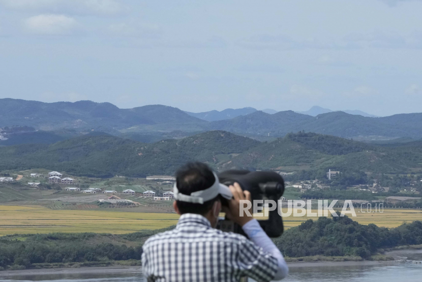 Seorang pengunjung melihat sisi Korea Utara dari Pos Pengamatan Unifikasi di Paju, Korea Selatan. (ilustrasi)