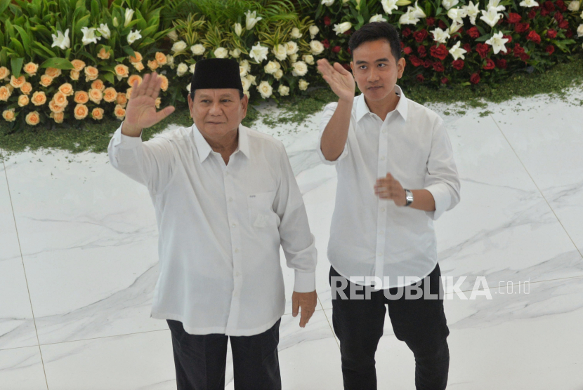 Prabowo Subianto-Gibran Rakabuming Raka menghadiri rapat pleno penetapan pasangan calon presiden dan wakil presiden terpilih di Gedung KPU, Jakarta, Rabu (24/4/2024). 