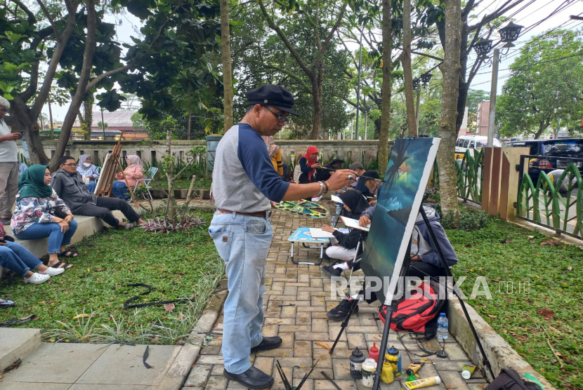 Sejumlah warga dan seniman melukis bersama di pelataran Gedung Creative Center Kota Tasikmalaya, Jawa Barat, Sabtu (25/2/2023). 
