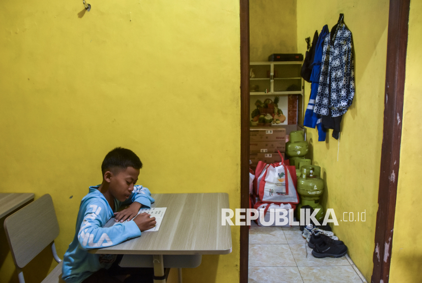 Kekurangan Ruang Kelas, Siswa Sekolah Rakyat Belajar di Gudang