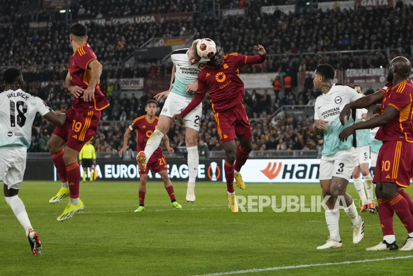 Brighton Jan Paul van Hecke, center left, and Roma Evan Ndicka jump for the ball during the Europa League round of sixteen first leg soccer match between Roma and Brighton and Hove Albion, at Rome Olympic Stadium, Thursday, March 7, 2024. 