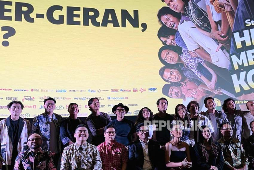Tim produksi dan pemain film Srimulat: Hidup Memang Komedi dalam acara Press Screening & Conference di Epicentrum XXI Jakarta, Senin (13/11/2023). 