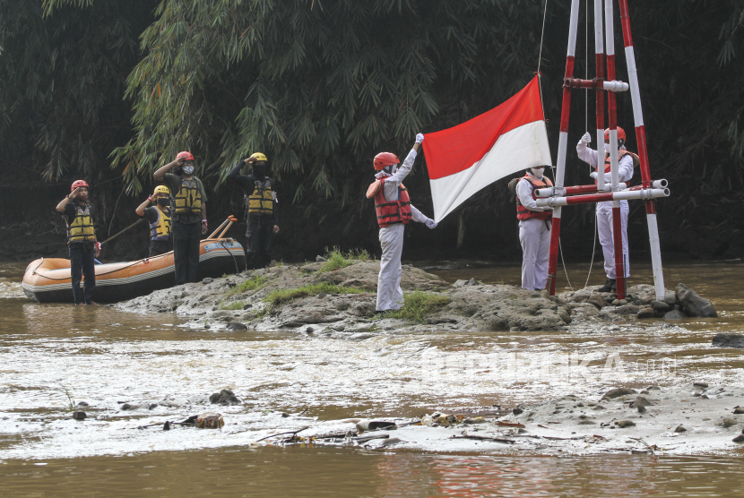 Peserta mengikuti upacara pengibaran bendera,  di Sungai Ciliwung, GDC, Depok, Jawa Barat, Senin (17/8/2020). Kegiatan yang diselenggarakan Komunitas Ciliwung Depok tersebut dalam rangka memperingati HUT ke-75 Kemerdekaan Republik Indonesia. ANTARA FOTO/Asprilla Dwi Adha/hp.