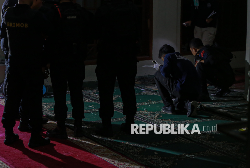 Melihat Proses Olah TKP Lokasi Ledakan di SMAN 72 Jakarta