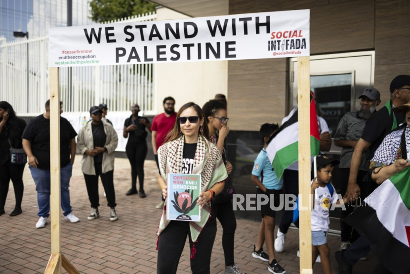 Pengunjuk rasa menghadiri protes kemerdekaan Palestina di Konsulat AS sebagai bagian dari hari aksi global untuk mendukung Palestina merdeka, di Johannesburg, Afrika Selatan, (13/1/2024).