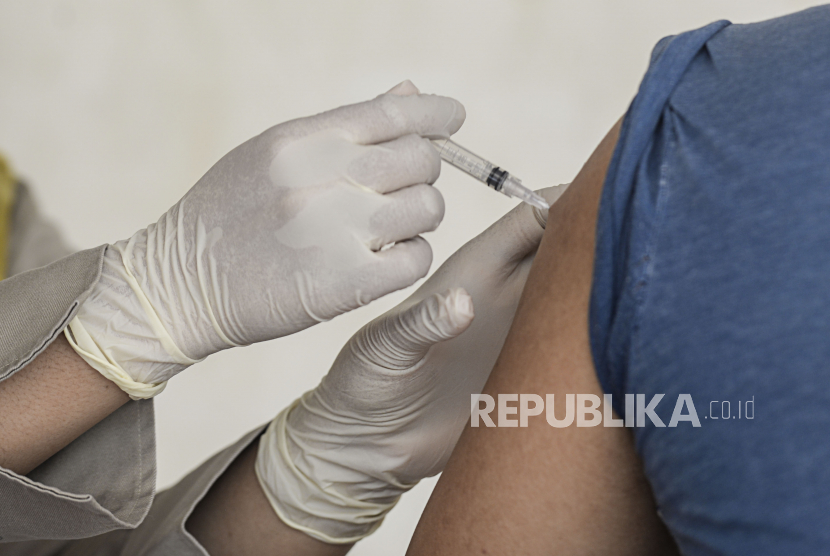 Tenaga kesehatan menyuntikan vaksin Covid-19 kepada warga di Rusun KS Tubun, Palmerah, Jakarta.