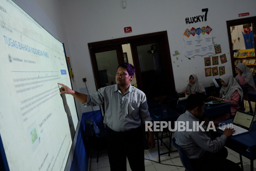 Guru sedang mengajar di Solo, Jawa Tengah. 