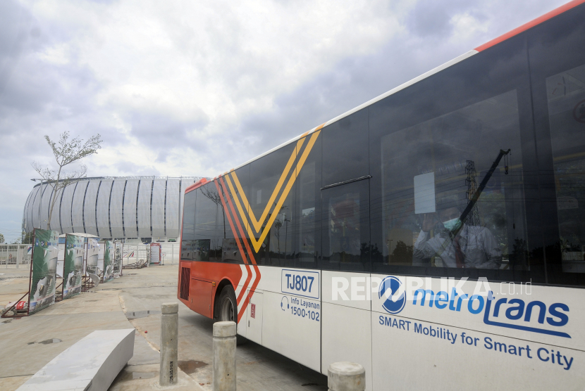 Petugas bus Transjakarta saat beraktivitas di Jakarta Internasional Stasium (JIS), Jakarta Pusat, Selasa (1/3/2022).
