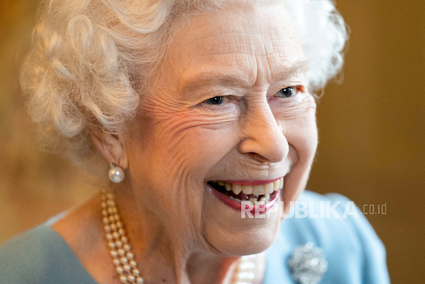 FOTO FILE: Ratu Elizabeth Inggris bereaksi ketika dia menghadiri resepsi di Ballroom Sandringham House yang merupakan kediaman Ratu Norfolk, dengan perwakilan dari kelompok masyarakat setempat untuk merayakan dimulainya Platinum Jubilee, di Sandringham, Inggris, 5 Februari 2022. 