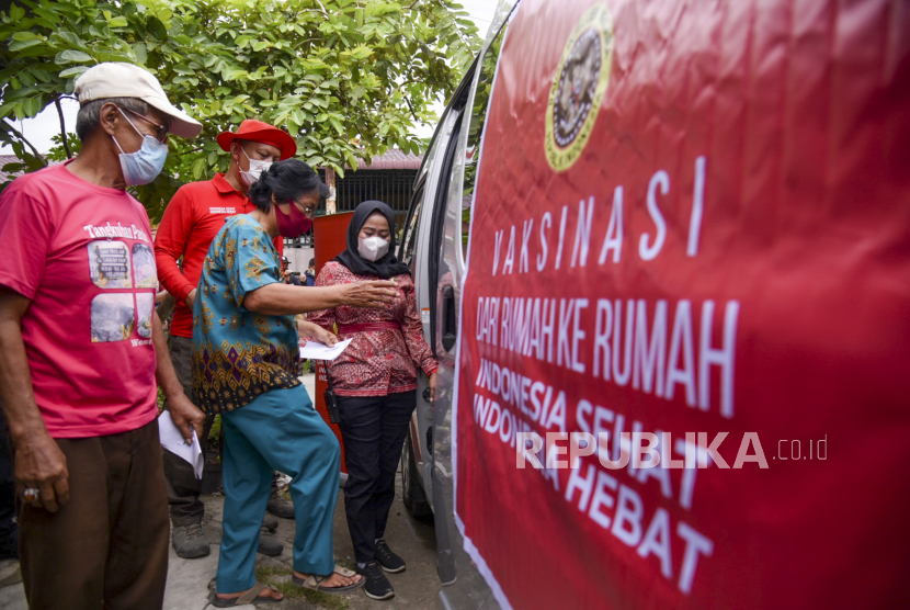 Warga mengikuti vaksinasi COVID-19 dari pintu ke pintu (door to door) di Medan Tuntungan, Kota Medan, Sumatera Utara, Kamis (19/8/2021). Untuk mengurangi mobilitas warga di masa PPKM, Badan Intelijen Negara (BIN) menggelar vaksinasi COVID-19 dengan skema 