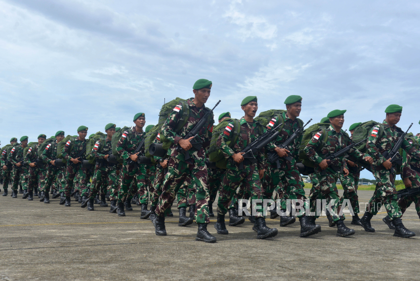 Prajurit  Satgas Yonif 116/Garda Samudera memasuki lapangan saat mengikuti upara pemberangkatan ke Papua, di Pangkalan Udara Sultan Iskandar Muda, Kabupaten Aceh Besar, Aceh,  Selasa (12/12/2023).  Sebanyak 555 prajurit TNI  yang diberangkatkan dari Aceh itu akan bertugas melakukan pengamanan objek vital  selama sembilan bulan di kabupaten Timika, Papua Tengah. 