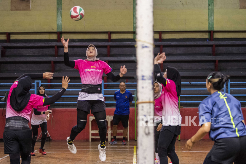 Atlet pebola voli putri Jawa Barat Wilda Siti Nurfadilah (kedua kiri) berusaha mengembalikan bola saat latihan bersama di GOR Pajajaran, Bandung, Jawa Barat, Senin (13/9/2021). Tim Bola Voli indoor putri Jawa Barat menargetkan satu medali emas. 