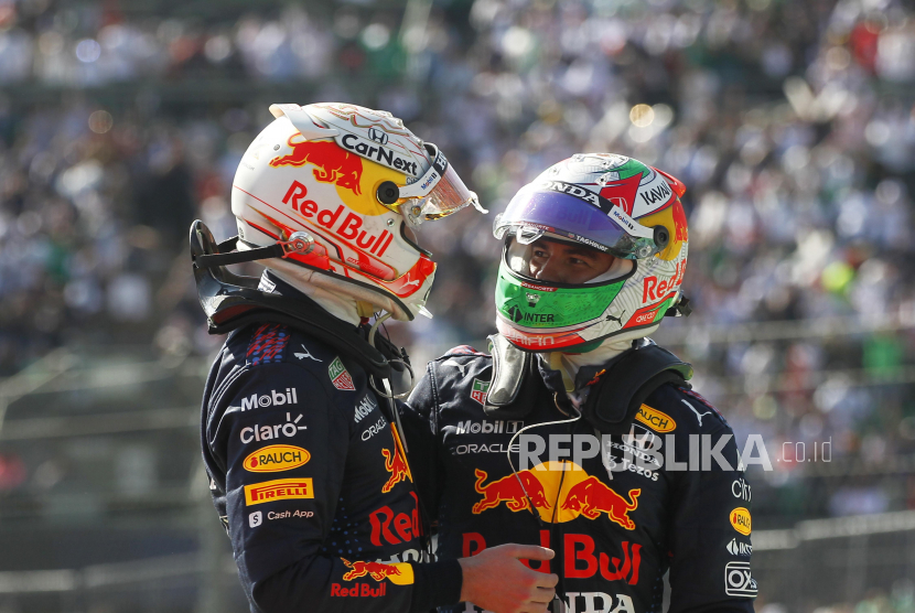  Pembalap Red Bull Max Verstappen, dari Belanda, kiri, dan rekan setimnya Sergio Perez, dari Meksiko, merayakan kemenangan.