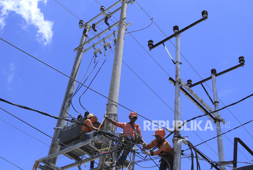 Petugas merapikan kabel saat melakukan pemeliharaan jaringan listrik (ilustrasi). PT Pembangkitan Jawa-Bali (PJB) menyiagakan sebanyak 1.238 petugas untuk mengamankan pasokan listrik saat Nataru.